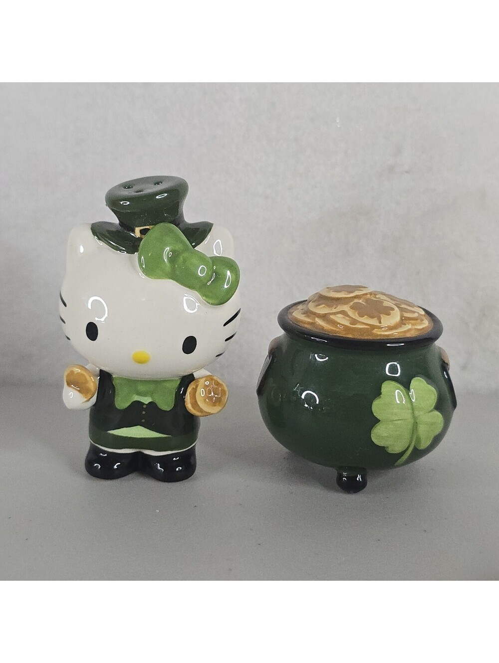 Hello Kitty St. Patrick's Day Pot of Gold Ceramic Salt & Pepper Set Blue Sky